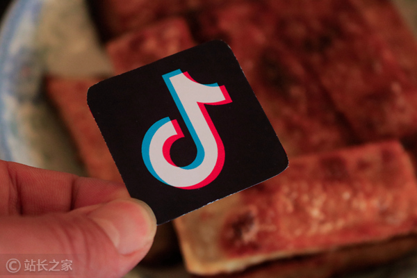 抖音 (2)抖音外卖 (图片版权所属:站长之家) 抖音启动AI仿冒专项治理:严禁使用AI技术伪造名人带货