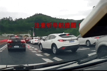 AI技术重新塑造导航体验,弯道会车无灯路口提前警告,用户赞叹导航智能化