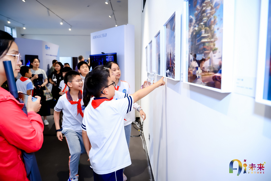 上海首届青少年AIGC创新艺术展开幕,科技与艺术融合无限想象