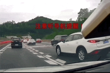 AI技术重新塑造导航体验,弯道会车无灯路口提前警告,用户赞叹导航智能化