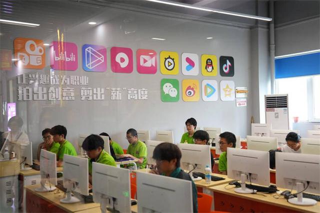 AI时代如何成为技术小能手?融媒采访揭秘河南新华电脑学院AI教学场景