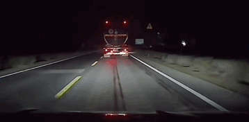 AI技术重新塑造导航体验,弯道会车无灯路口提前警告,用户赞叹导航智能化