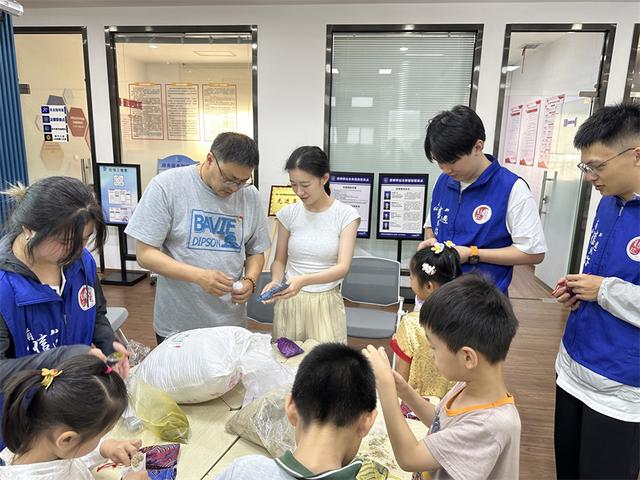 E启助力 绿色锡行 中医药人工智能实践团引领青少年探索绿色未来