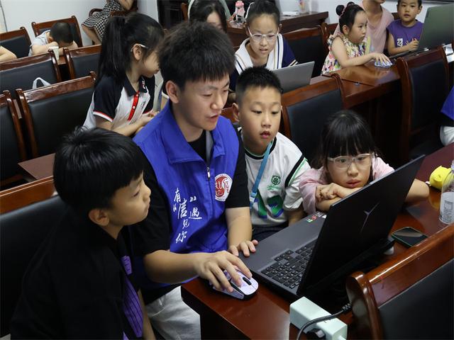 E启助力 绿色锡行 中医药人工智能实践团引领青少年探索绿色未来