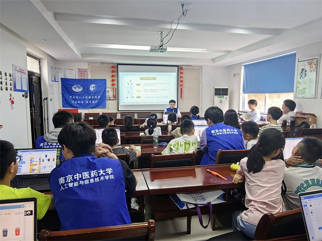 E启助力 绿色锡行 中医药人工智能实践团引领青少年探索绿色未来