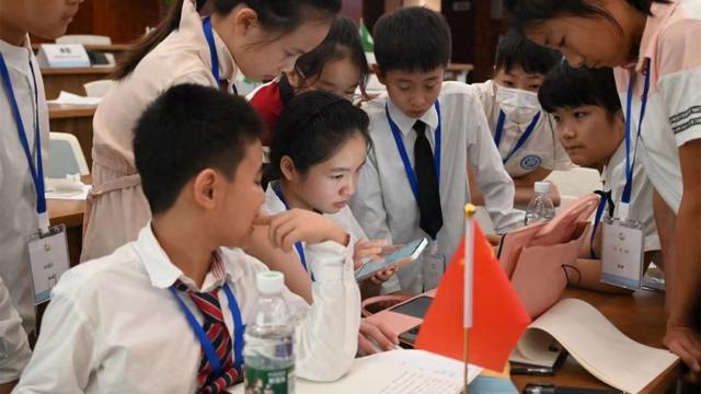 小小模拟联合国峰会：孩子们探索AI技术的未来