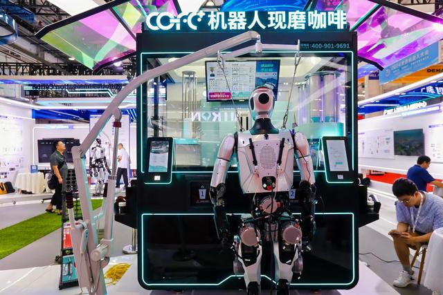 大模型热潮推动机器人行业发展,人形机器人仍处初期