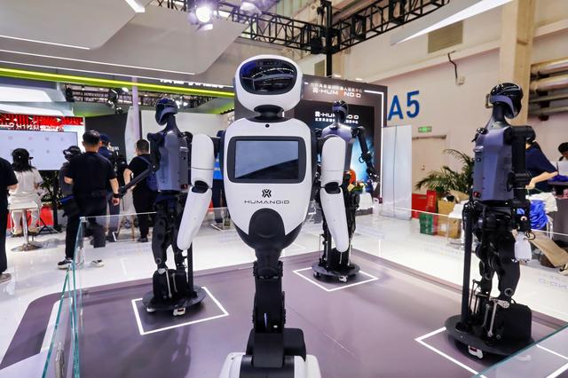 大模型热潮推动机器人行业发展,人形机器人仍处初期