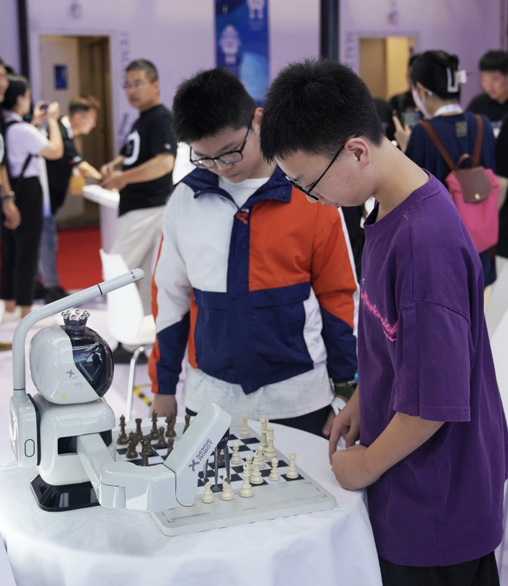 首个家庭国际象棋机器人来了!抓鹌鹑蛋都不会破