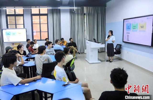 四川一高校开设人工智能通识课 提升学生AI应用和跨界能力