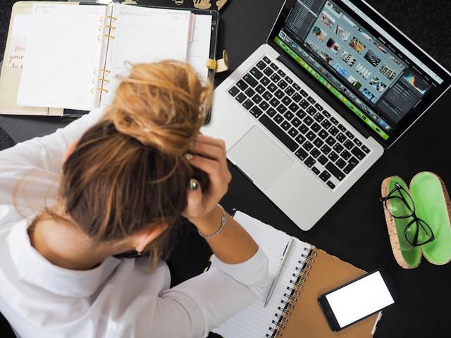 如何应对人工智能对职场的影响:83%入门级专业人士的失业担忧与技能提升