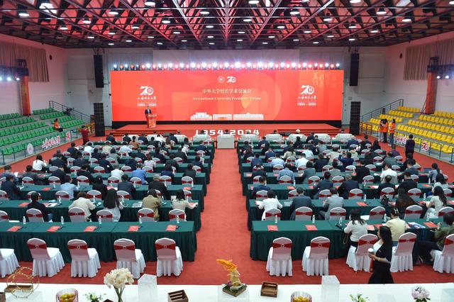 AI时代，教师是否到了要退出历史舞台的时刻？70岁的TA回答……