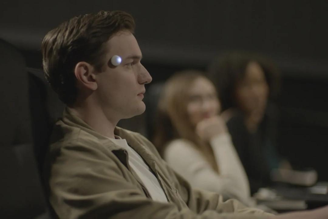 贴在头上能读心,无需唤醒出答案,这款新 AI 硬件是炒作还是未来?