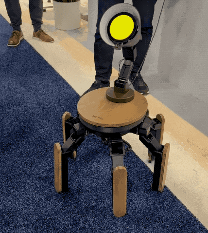 六脚 AI 机器人 Mi-Mo 亮相 CES 2025,头部是个台灯