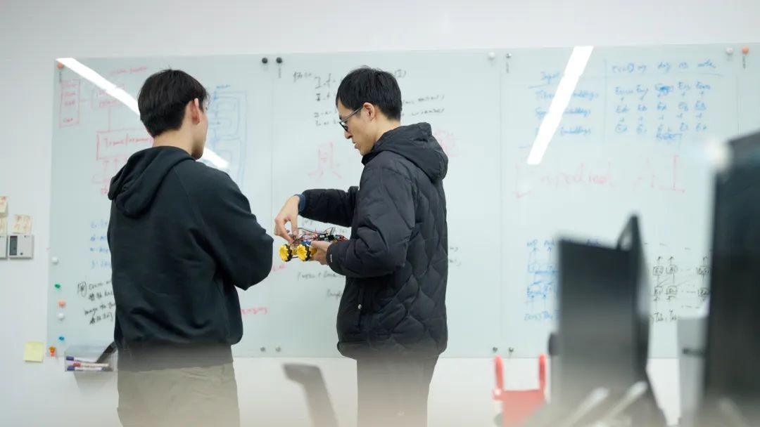 2024年秋季学期最后一节AI课,80多位复旦同学人手一个机器人 | 人工智能赋能高等教育