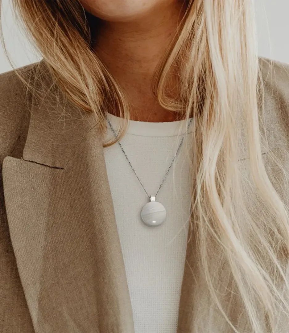 贴在头上能读心,无需唤醒出答案,这款新 AI 硬件是炒作还是未来?