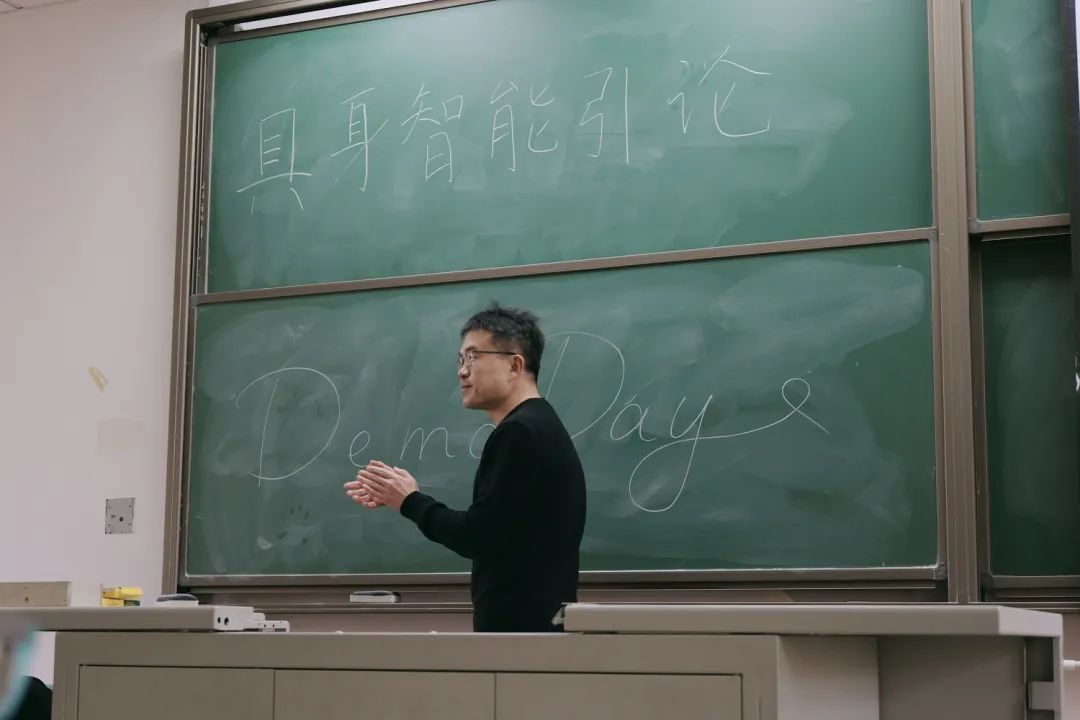 2024年秋季学期最后一节AI课,80多位复旦同学人手一个机器人 | 人工智能赋能高等教育