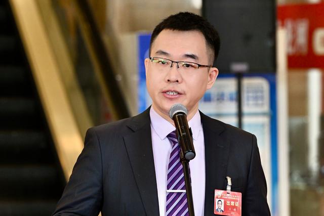 王喆委员:以人工智能资源优势,提升助老服务能级