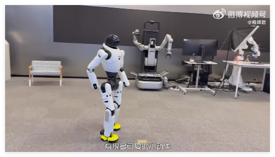稚晖君展示灵犀X2：融合三大智能的前沿人形机器人