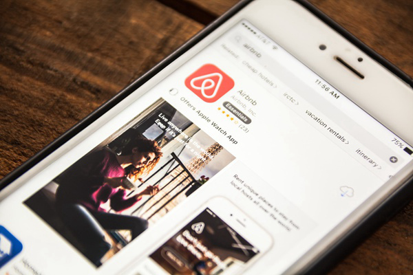 切斯基:Airbnb 暂缓接入 ChatGPT，AI 客服已用上通义千问