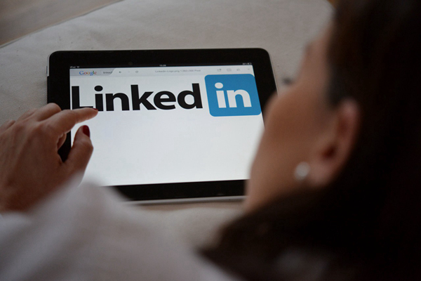 ​LinkedIn 推出 AI 人脉搜索：为 13 亿用户提供更智能的连接方式