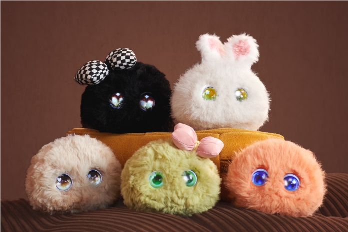 京东京造AI玩具覆盖全龄段！“唠唠鹦”陪老人听戏、“球球墨墨”解职场焦虑，AI陪伴进入家庭刚需时代